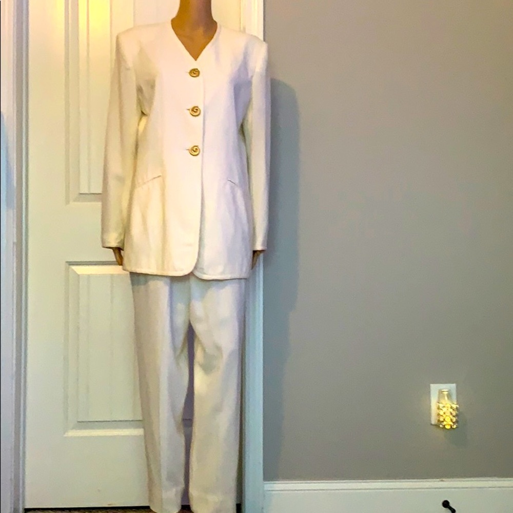 Beautiful WH New York Woman’s Cream 2PC Pantsuit